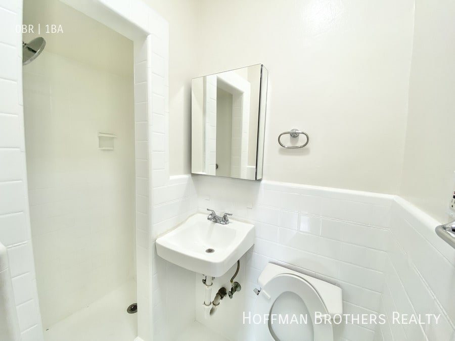 Building Photo - 654 S Dunsmuir Ave