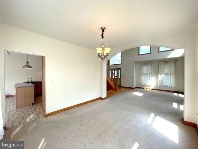 Building Photo - 43737 Sandy Bottom Rd