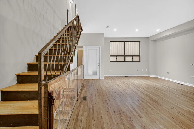 Foto del edificio - 1424 W Grand Ave