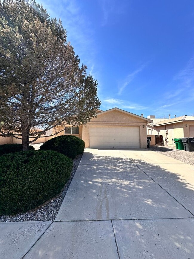 Foto del edificio - 3 Bedroom 2 Bath 2 Car Garage w/ Fenced in Yard