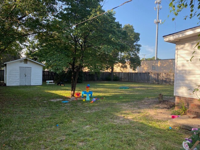 Building Photo - 1437 Karlaney Ave