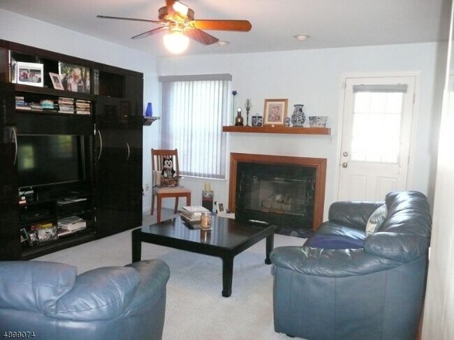 Building Photo - 62 Knoll Ct
