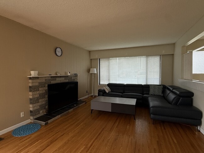 Building Photo - 732 Mars St