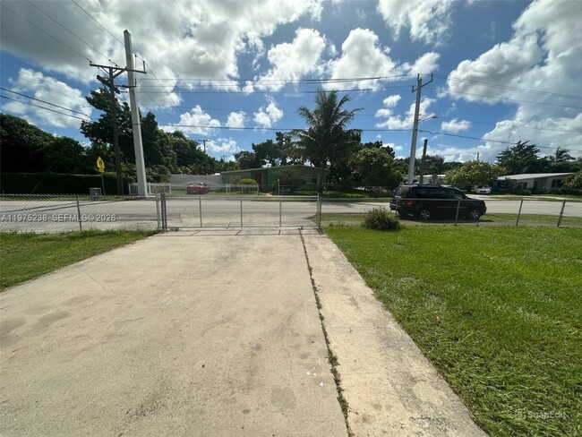 Building Photo - 3701 SW 40th St