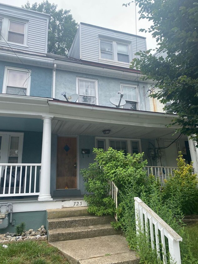 Foto principal - 3 br, 1 bath House - 723 EAST END AVE