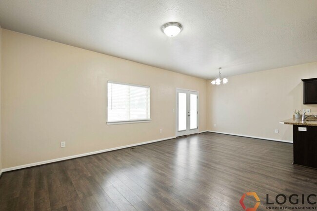 Building Photo - Beautiful Townhome in Midvale!