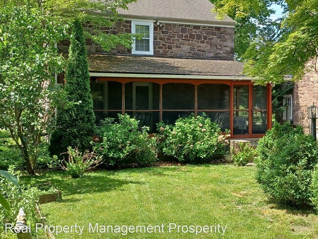 Building Photo - 3 br, 1 bath House - 176 N Main St