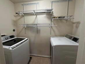 Building Photo - 11010 View Pointe Ln