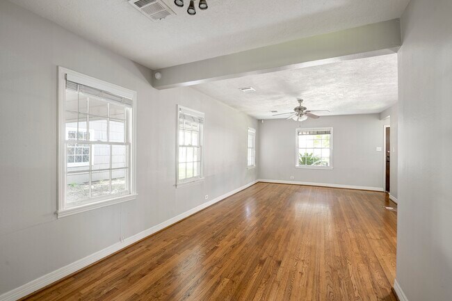 Foto del edificio - 4909 Cedar St