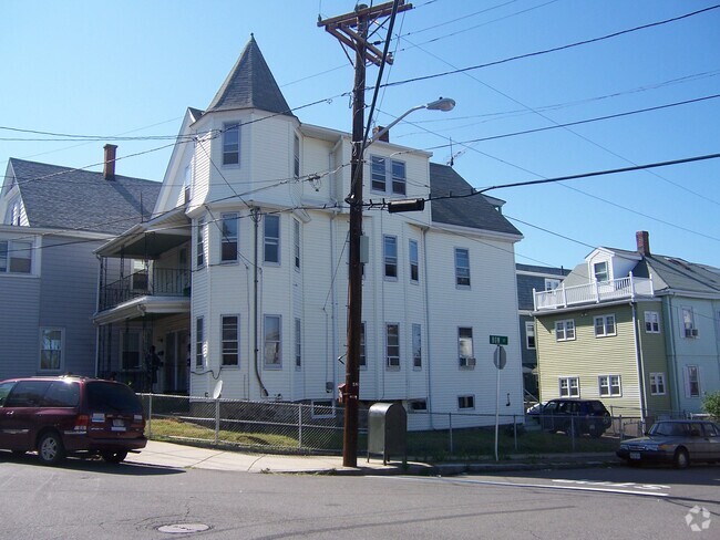Building Photo - 20 Dexter St