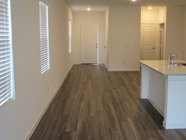 Building Photo - 2300 Plantation Dr