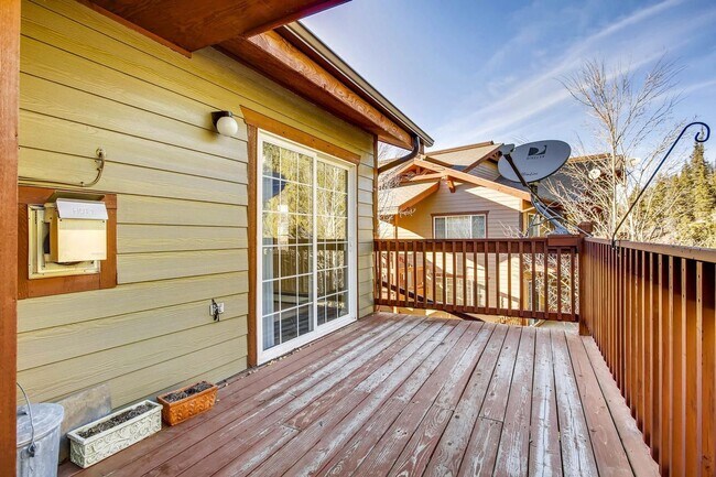 Foto del edificio - Heat included!  1 car garage!  Vaulted Cei...