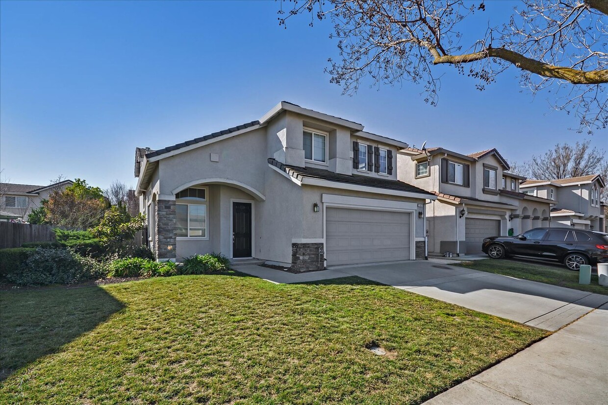 Primary Photo - OPEN & SPACIOUS, 4 BEDROOM, 3 BATH 2 STORY...