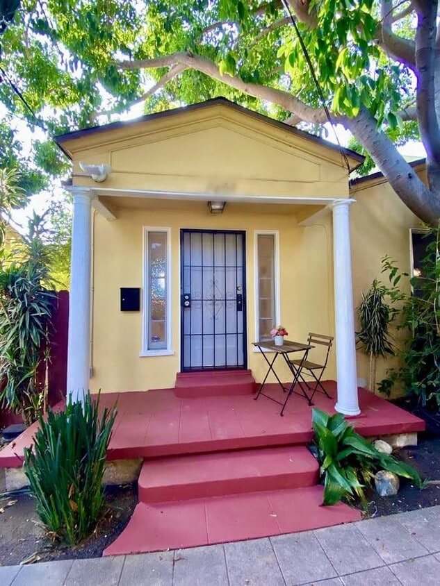 Fountain Village Cottages Apartments in Los Angeles, CA