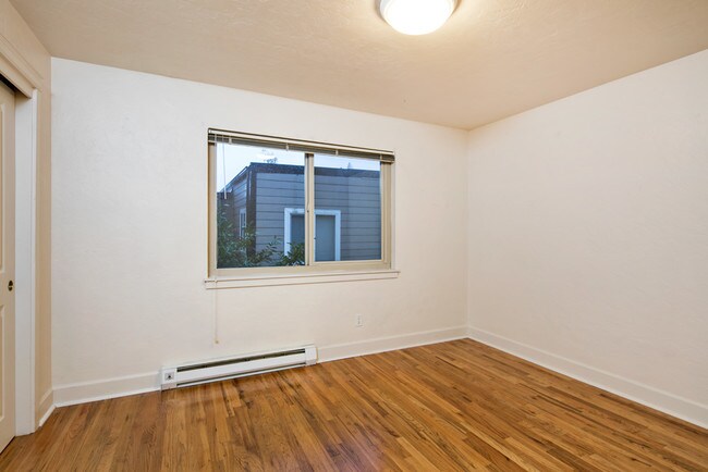 Building Photo - 114 12th Ave E