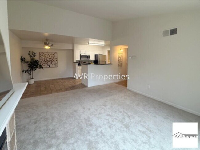 Foto del edificio - Luxury upstairs home overlooks with water views from every window and the balcony