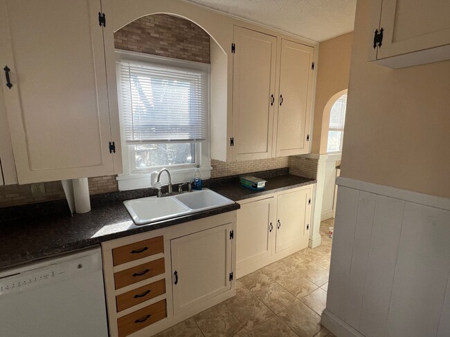 Building Photo - Knoxville 37918 - Fountain City Charmer! 3...