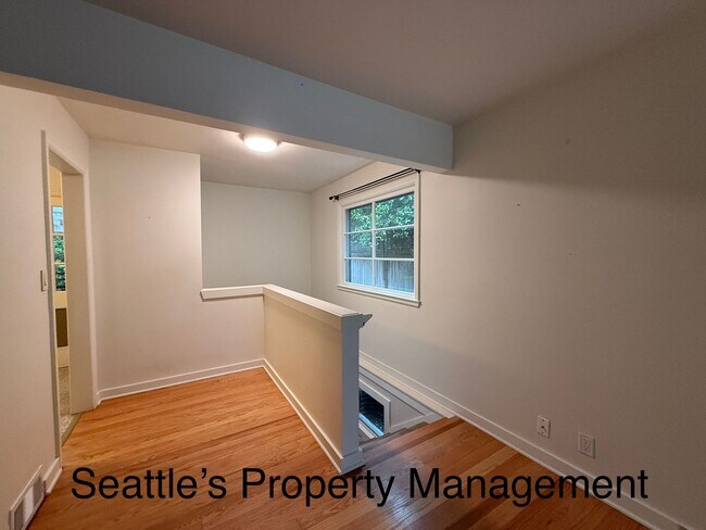 Building Photo - Deceptively Large Wedgewood Home!