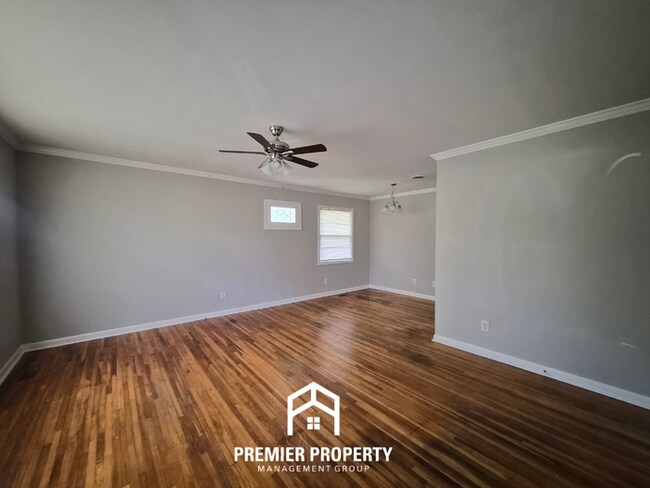 Foto del edificio - Charming 3BR/1.5BA in West Huntsville | Hardwood Floors Throughout & Fenced Yard