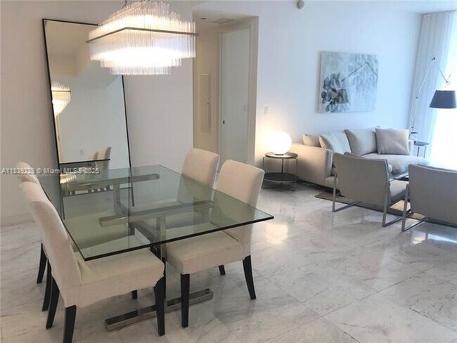 Foto del edificio - 15811 Collins Ave