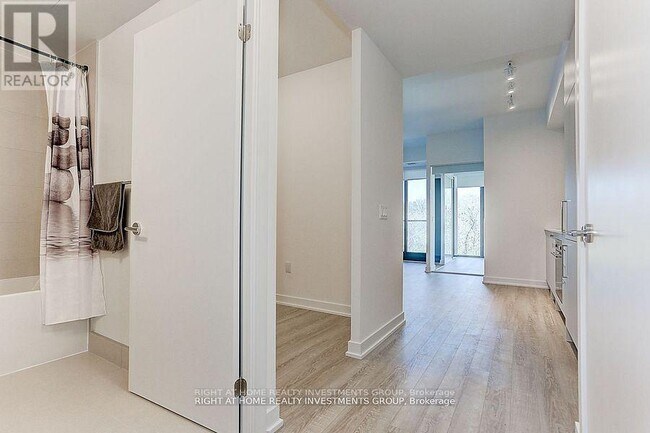 Photo du bâtiment - 250-250 Lawrence Ave W
