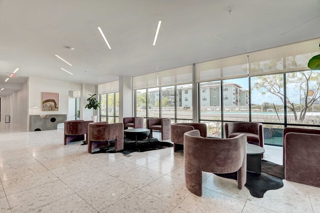 Foto del edificio - 800 Embassy Dr