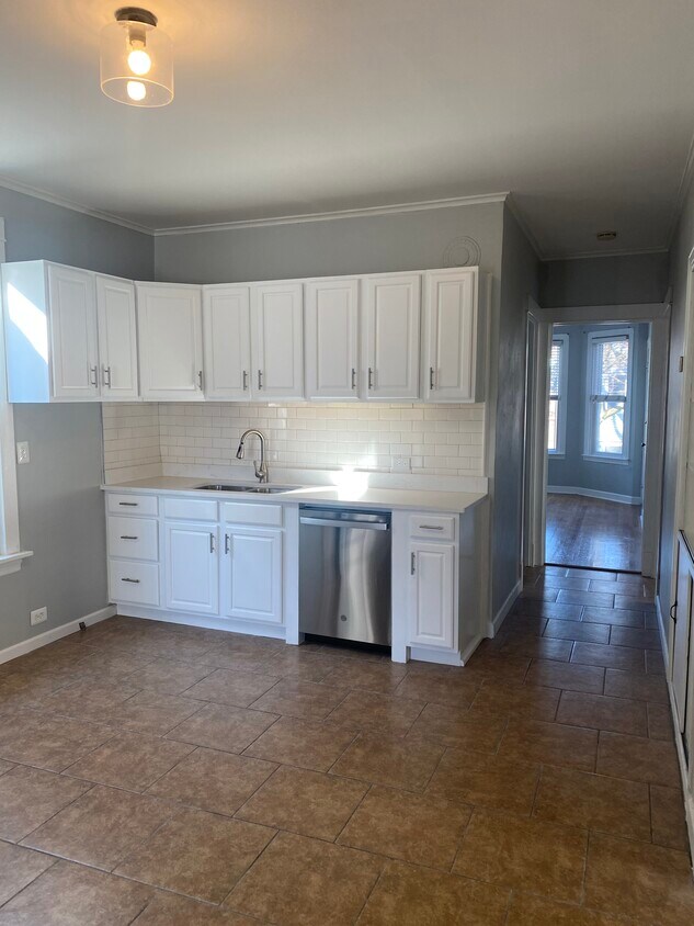 Primary Photo - 3067 N Avers Ave