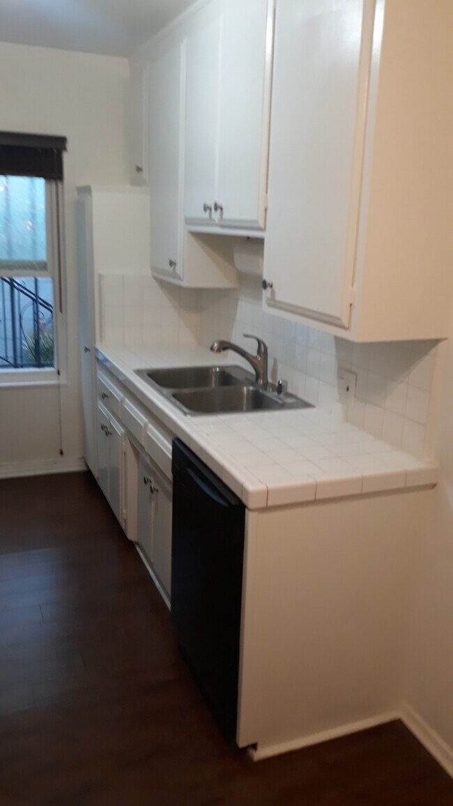 KITCHEN SINK W/DISHWASHER - 3840 Overland Ave