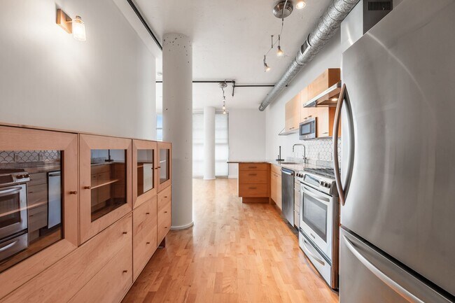 Foto del edificio - Enjoy all that Logan Circle and Mount Vernon Square have to offer in this modern and bright 2 bed...