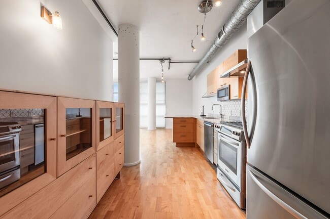 Building Photo - Enjoy all that Logan Circle and Mount Vernon Square have to offer in this modern and bright 2 bed...