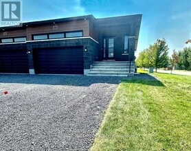 Building Photo - 900 Chablis Cres