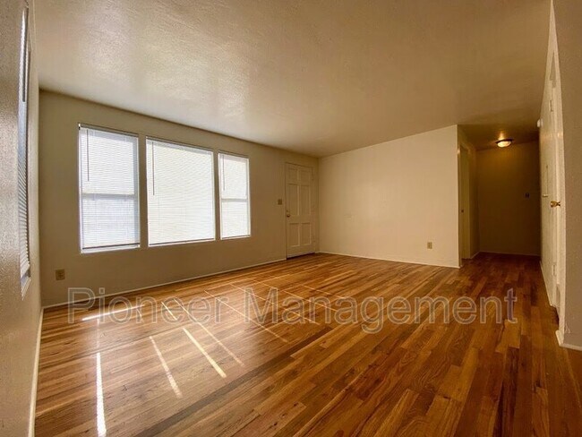 Foto del edificio - 613 NE Winchester St