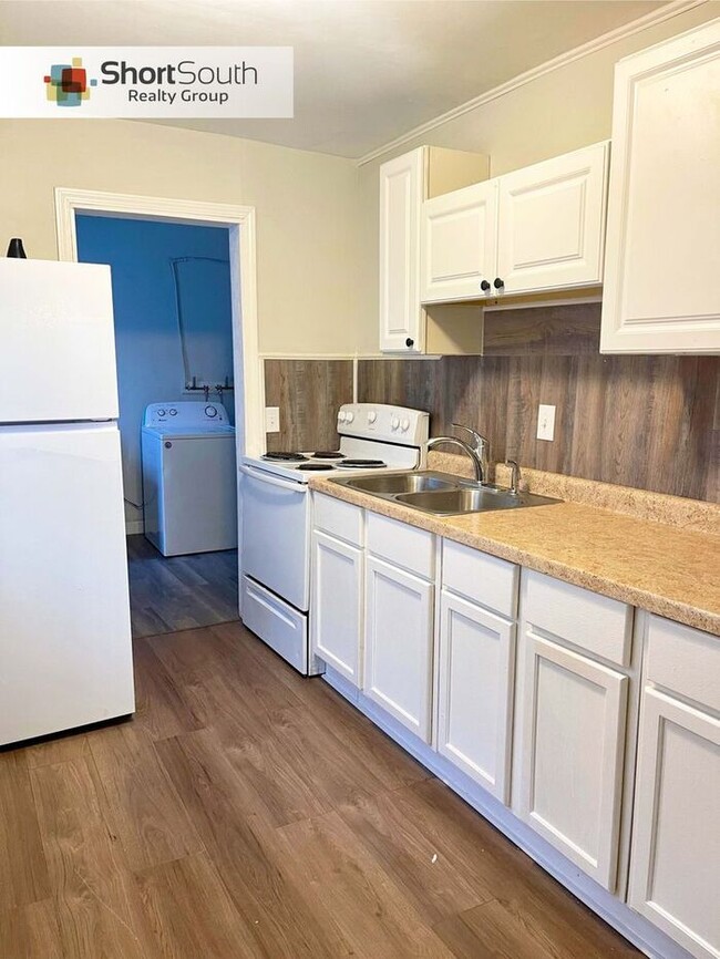 Building Photo - Updated Single Family 2 bed 1 bath home.