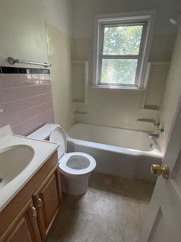 Building Photo - 1822 S Vermont Ave