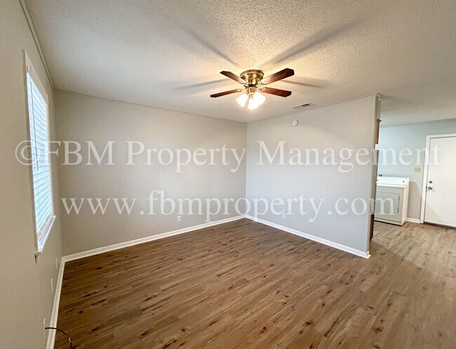 Foto del edificio - 330 W College St