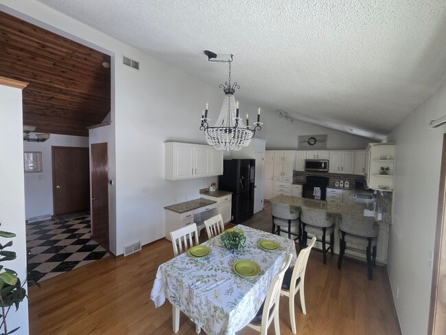 Foto del edificio - 8145 S White Oak Dr