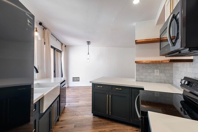 Building Photo - Light-Filled 2BR/2.5BA Townhouse with Private Patio & 2-Car Garage Near UCSD & UTC