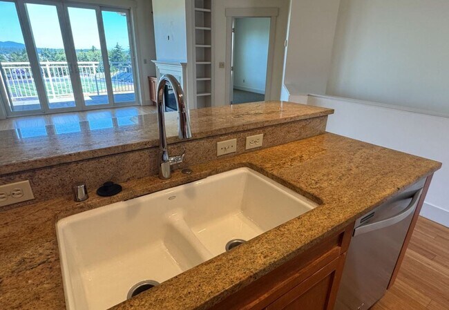Foto del edificio - End Unit, 3 Bed, 2.5 Bath PLUS Bonus Room, Anacortes