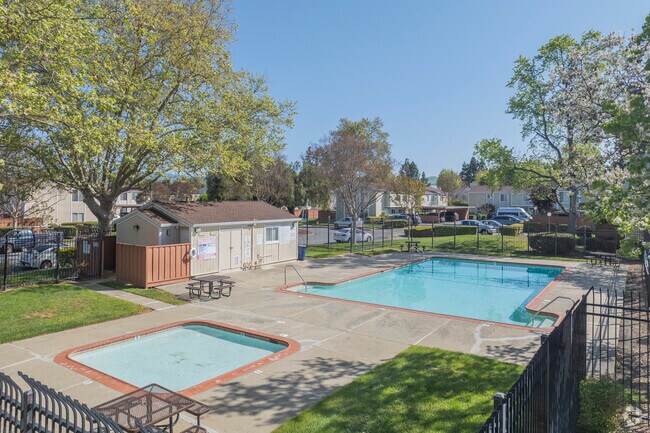 Pool - 4605-4637 Fanwood Ter