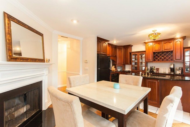 Photo - 3 bedroom in Chicago IL 60610 Apartment