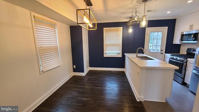 Building Photo - 417 Burbank St SE