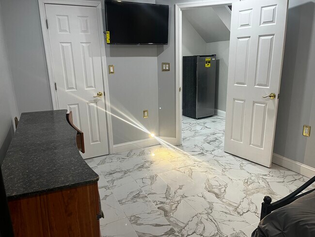 Foto del edificio - 390 Cedar Hill Rd