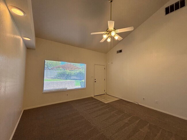 Foto del edificio - SPACIOUS 3 BEDROOM TOWNHOME FOR RENT IN DOWNTOWN ST. GEORGE