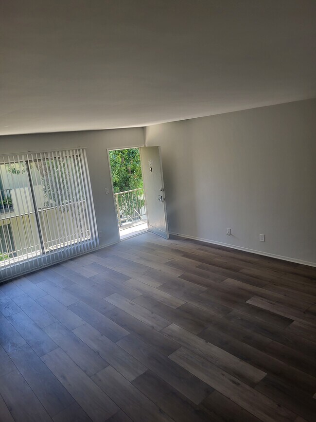 Canyon Gardens Apartments in Sherman Oaks, CA