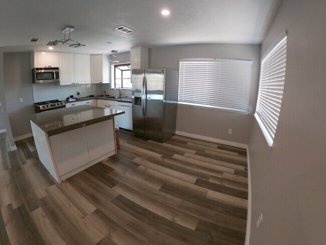Foto principal - 17350 Pinnell St