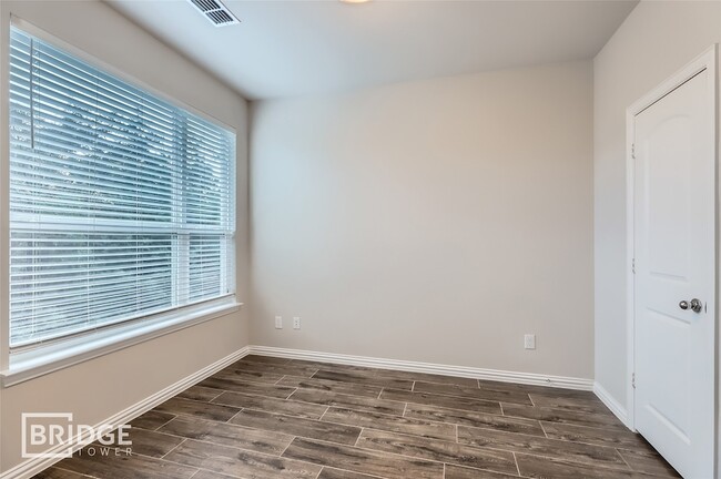 Building Photo - 301 E Lamar St