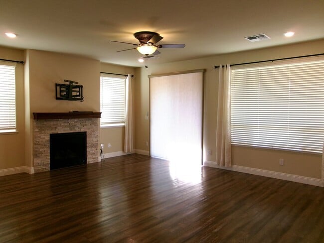 Building Photo - Beautiful 3bd, Office, 2 bath home in Spanish Springs