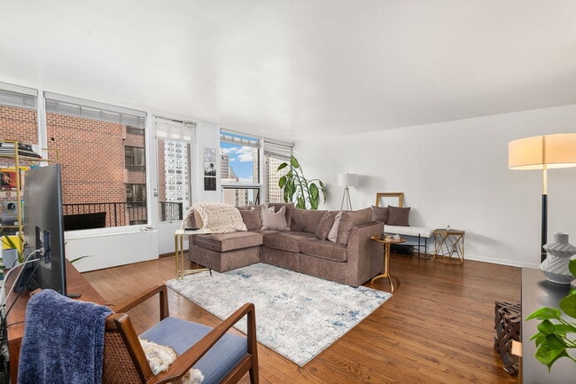 Foto del edificio - 1400 N State Pkwy