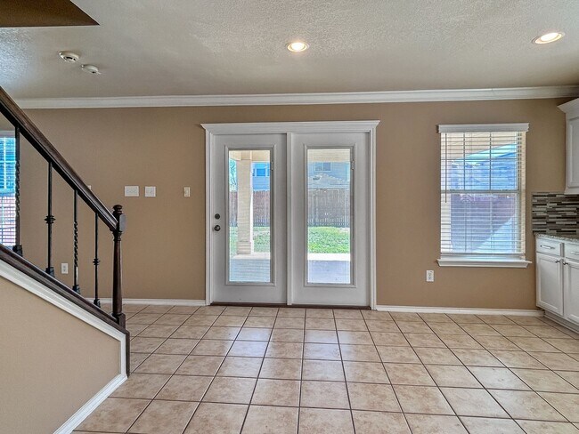 Foto del edificio - Spacious 4-Bedroom Home Near 1604 & Hwy 90