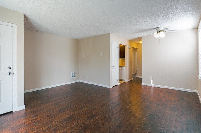 Building Photo - 528 Burnett Ave S